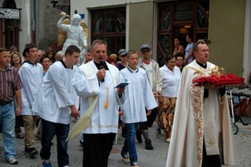 Figura z Rynku w uroczystej procesji została przeniesiona do kościoła farnego