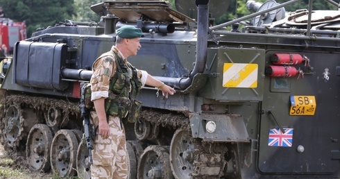 Na bielskich Błoniach można oglądać do jutra setki militarnych pojazdów i wojskowe pokazy
