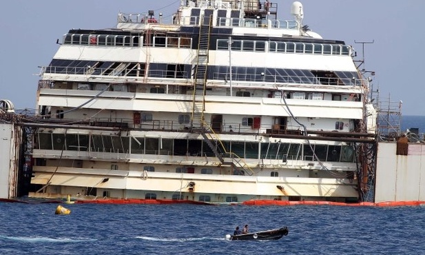 Costa Concordia już na wodzie