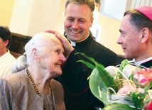 12 lipca Mszę św. w intencji jubilatki odprawił  i życzenia złożył bp Adam Bałabuch