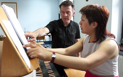 Helena Kim i Oleg Salnikov ćwiczą przed kolejnymi zajęciami w diecezjalnej szkole organistowskiej