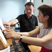 Helena Kim i Oleg Salnikov ćwiczą przed kolejnymi zajęciami w diecezjalnej szkole organistowskiej