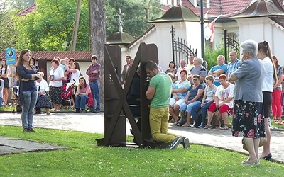  Wokół sanktuarium, jak co miesiąc, rozstawiono konfesjonały