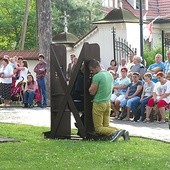  Wokół sanktuarium, jak co miesiąc, rozstawiono konfesjonały