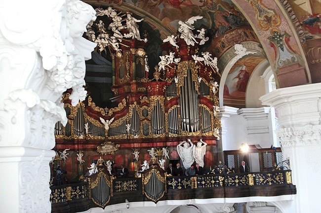 Powyżej: Muzyka barokowa w Krzeszowie wykonywana jest na jednym z najpiękniejszych i najstarszych instrumentów w diecezji