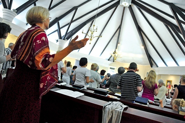  Koszalin, 11 lipca: Modlitwa uwielbienia podczas rekolekcji Odnowy
