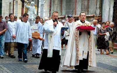  Figura z rynku w uroczystej procesji została przeniesiona do kościoła farnego