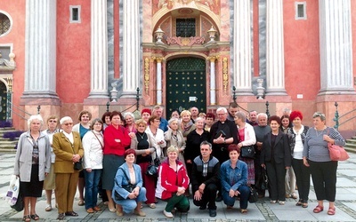  Przed sanktuarium maryjnym w Świętej Lipce