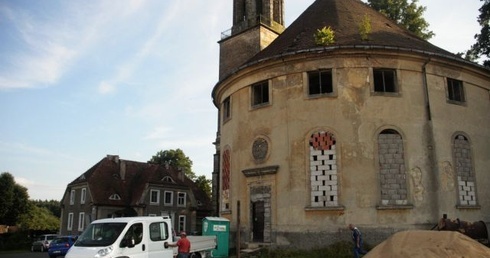 Zabytek wstaje z kolan