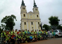 Przed sanktuarium MB Staroskrzyńskiej w Skrzyńsku