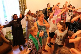 W tym roku dzieci szczególnie dobrze mogły poznać kulturę Czarnego Lądu ze względu na obecność dwóch sióstr z Afryki