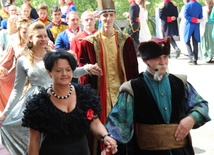 Królewski korowód tancerzy poprowadzili: Dorota Salachna i Piotr Piecha