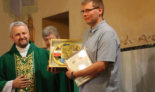 Ks. Jerzy Kraśnicki, dyrektor MIVA Polska, Złotą Kierownicę św. Krzysztofa dla Zygmunta Janickiego z Bielska-Białej przekazał na ręce jego syna 