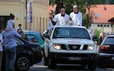 Na zakończenie inauguracyjnej Eucharystii kierowców i pojazdy w Milówce pobłogosławił bp Piotr Greger w asyście ks. Piotra Koszyka