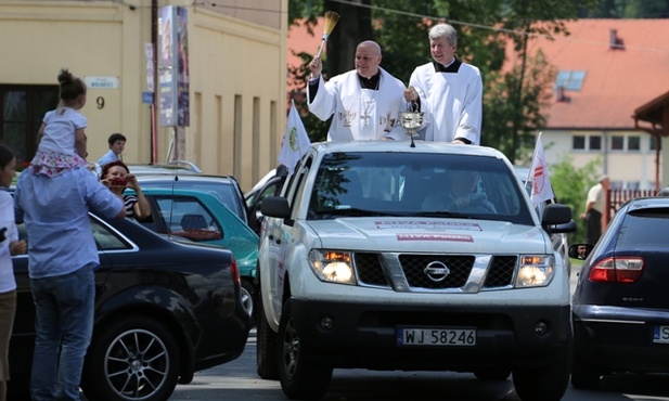 Na zakończenie inauguracyjnej Eucharystii kierowców i pojazdy w Milówce pobłogosławił bp Piotr Greger w asyście ks. Piotra Koszyka