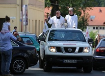 Na zakończenie inauguracyjnej Eucharystii kierowców i pojazdy w Milówce pobłogosławił bp Piotr Greger w asyście ks. Piotra Koszyka