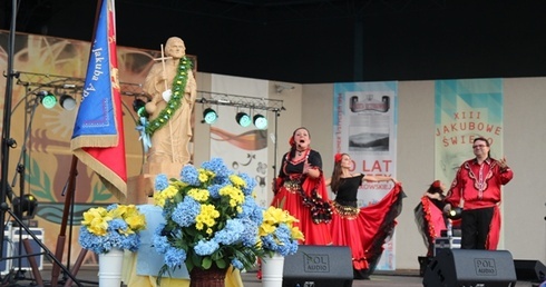 Na scenie amfiteatru w Szczyrku obok figury św. Jakuba wystąpił m.in. zespół "Arkadia Band"