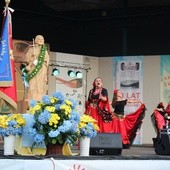 Na scenie amfiteatru w Szczyrku obok figury św. Jakuba wystąpił m.in. zespół "Arkadia Band"
