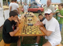 Uśmiechnięty Robert Chojnowski zachęca do gry w szachy