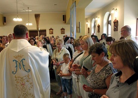 Szkaplerze noszą bez wyjątku młodzi i starsi. Ważne, że ciągle są chętni,  by czcić w ten sposób Matkę Bożą