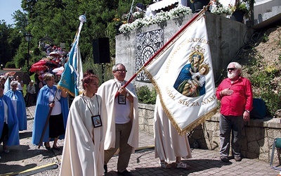 W Mszy św. uczestniczyły także poczty sztandarowe poszczególnych wspólnot