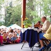  Na spotkanie z najmłodszymi czytelnikami przybył prof. Jerzy Stuhr,  który zaprezentował fragment bajki „Bolek i Lolek”