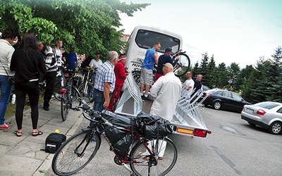  Pierwszy etap – z Koszalina do miejscowości Le Puy, zwanej francuską Częstochową – grupa pokonała autokarem. Rowery trzeba było zapakować na specjalną przyczepę
