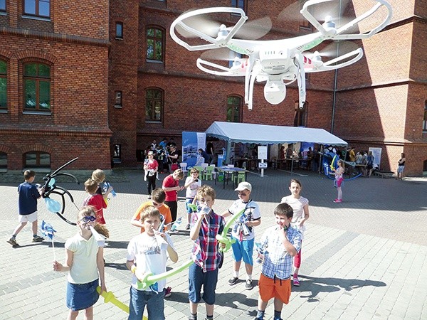  Choć dron nie jest zabawką, zaprezentowano go także podczas pikniku  dla dzieci