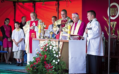 Powyżej: Uroczystej jubileuszowej Mszy św. przewodniczył metropolita warmiński  abp Wojciech Ziemba