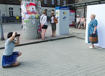  Małgorzata Gwiazdonik robi zdjęcia mieszkańcom Bogucic