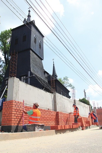 Odtwarzanie ogrodzenia kościółka św. Anny 