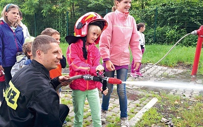  Dzieci podczas spotkania ze strażakami