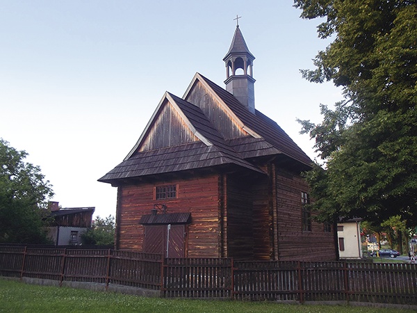  XVII-wieczny drewniany kościółek wrósł w centrum miasta 
