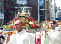 Procesja z Najświętszym sakramentem i relikwiami bł. Czesława