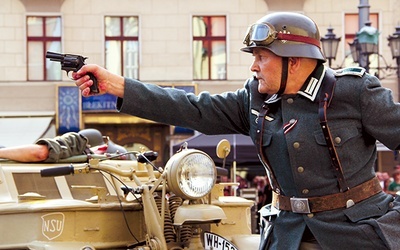  Po raz kolejny wrocławski rynek utonie w dymie oraz huku strzałów i wybuchów. Inscenizacje organizowane przez Dolnośląską Inicjatywę Historyczną pokazują namiastkę walk i powstańczego losu 