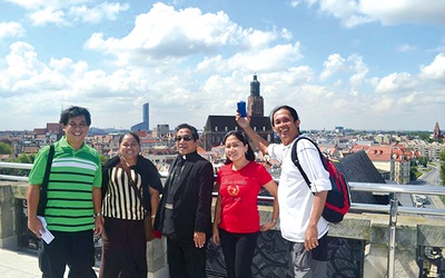 Podczas zwiedzania Wrocławia – od lewej Leslie, Grace, ks. Greg, Grace i Jori