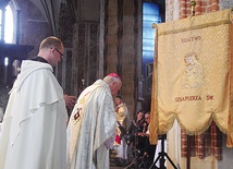 Arcybiskup senior Tadeusz Gocłowski pobłogosławił sztandar Bractwa Szkaplerza Świętego