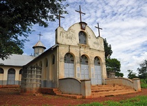 Kościół w wiosce Nyabyeya, obok miejscowości Masindi, wybudowany w 1943 r. przypomina o Polakach, głównie kobietach i dzieciach mieszkających tu w latach 1942–1949 
