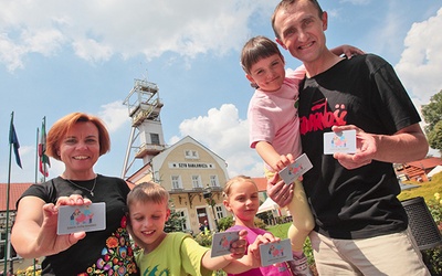Kopalnia Soli „Wieliczka” przyłączyła się do programu Ogólnopolskiej Karty Dużej Rodziny. Z 30-procentowej  zniżki przy zakupie biletów  dzięki karcie mogła skorzystać 5-osobowa rodzina  Chodubskich z Mławy