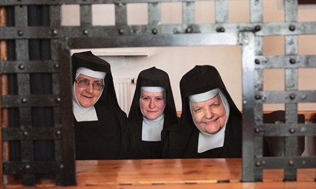 S. Salomea, s. Karolina i matka ksieni Teresa  rozmawiają przez uchylone  okno kraty