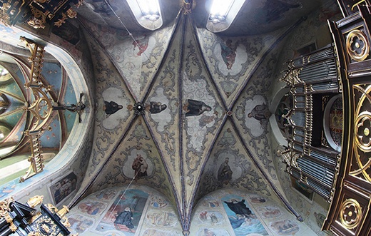 Na ścianach i sklepieniu przyklasztornej świątyni widać historie z życia świętej 