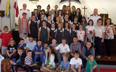 Uczestnicy obozu po niedzielnej Mszy św. w kościele garnizonowym w Świnoujściu