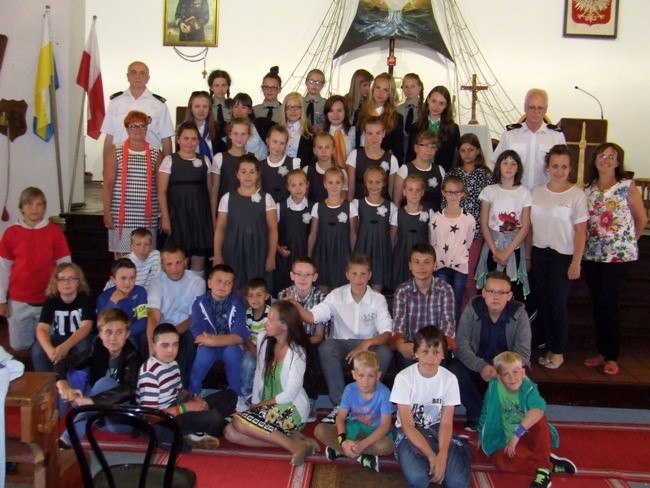 Uczestnicy obozu po niedzielnej Mszy św. w kościele garnizonowym w Świnoujściu