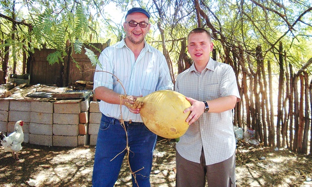 Biskup Jan Kot (z lewej) i ks. Piotr Larysz z owocem, z którego mieszkańcy północy Brazylii robią wiadra