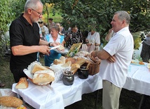Dzieleniem chleba zajmował się pomysłodawca święta Zdzisław Chmielewski. Na życzenie smarował kromkę smalcem lub olejem własnego wyrobu