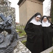 Siostry Sabina i Joanna  – benedyktynki – w 1954 r.  wraz z całym klasztorem zostały przesiedlone do Alwerni  (zdjęcie wykonano w 2009 r.)