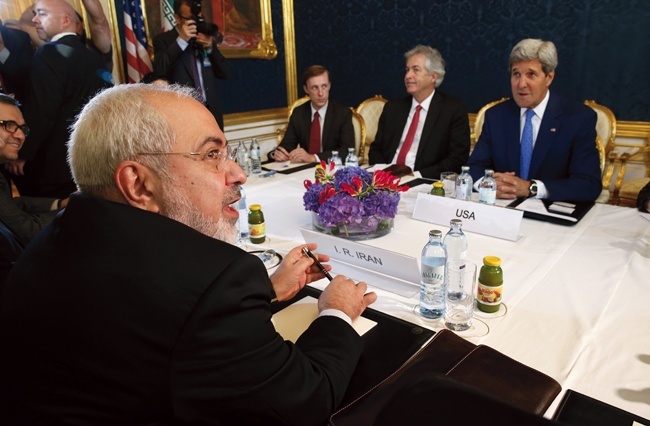 Irański minister spraw zagranicznych Javad Zarif i sekretarz stanu USA John Kerry podczas zakończonych porozumieniem negocjacji na temat irańskiego programu atomowego