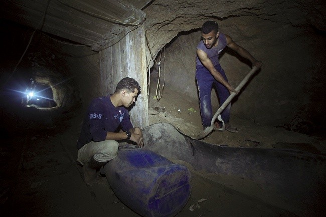 Tunele pod Strefą Gazy służyły m.in. do szmuglowania  broni dla Hamasu. Zlecający ich budowę płacili dorosłym nawet 100 dol. dziennie
