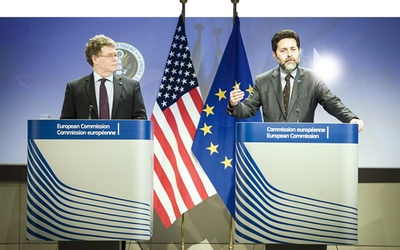 Negocjacjom w sprawie umowy o wolnym handlu między USA a Unią Europejską przewodniczą Dan Mullaney – w imieniu USA (z lewej) i Ignacio Garcia Bercero – ze strony UE