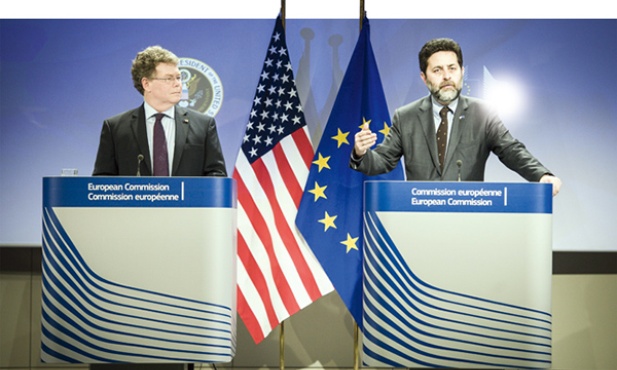 Negocjacjom w sprawie umowy o wolnym handlu między USA a Unią Europejską przewodniczą Dan Mullaney – w imieniu USA (z lewej) i Ignacio Garcia Bercero – ze strony UE
